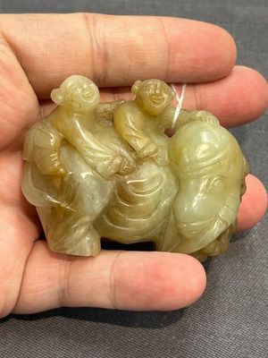 Three Chinese celadon and russet jade carvings of animals, 19th C. — photo 11
