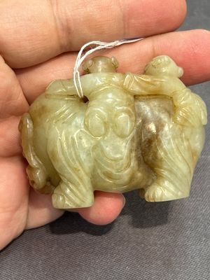 Three Chinese celadon and russet jade carvings of animals, 19th C. — photo 15