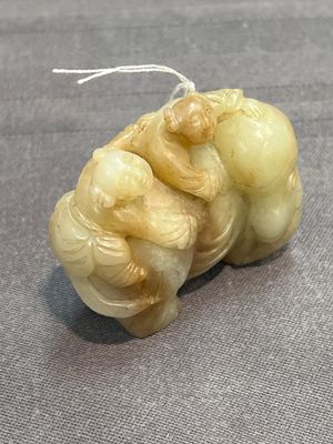 Three Chinese celadon and russet jade carvings of animals, 19th C. — photo 16