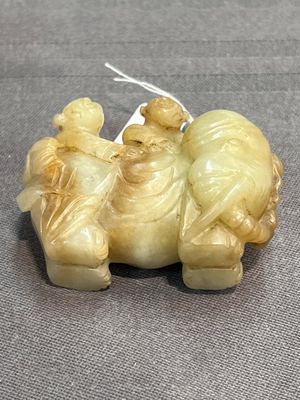 Three Chinese celadon and russet jade carvings of animals, 19th C. — photo 17