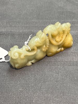 Three Chinese celadon and russet jade carvings of animals, 19th C. — photo 2
