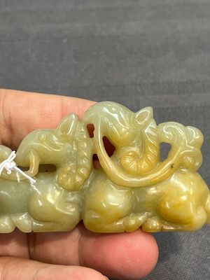 Three Chinese celadon and russet jade carvings of animals, 19th C. — photo 7