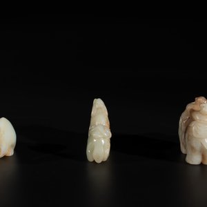 Three Chinese celadon and russet jade carvings of animals, 19th C. — photo 2