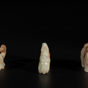 Three Chinese celadon and russet jade carvings of animals, 19th C. — photo 4