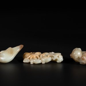 Three Chinese celadon and russet jade carvings of animals, 19th C. — photo 5