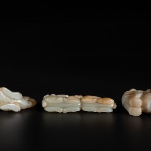 Three Chinese celadon and russet jade carvings of animals, 19th C. — photo 6