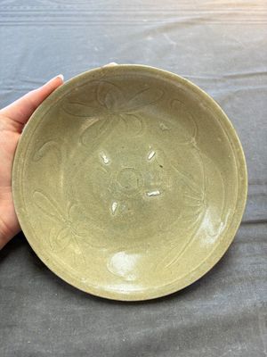 Three Chinese celadon-glazed plates and two bowls from the Jepara shipwreck,  Fujian or Zhejiang kilns, Song — photo 1