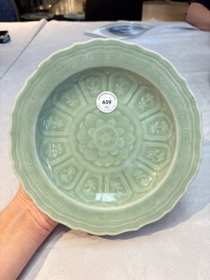 Three Chinese celadon-glazed plates with floral anhua design, 18/19th C. — foto 1