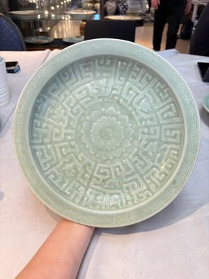 Three Chinese celadon-glazed plates with floral anhua design, 18/19th C. — foto 13