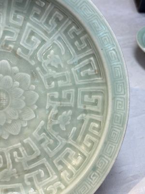 Three Chinese celadon-glazed plates with floral anhua design, 18/19th C. — foto 15
