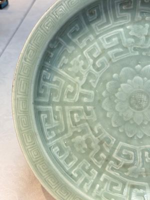 Three Chinese celadon-glazed plates with floral anhua design, 18/19th C. — foto 16