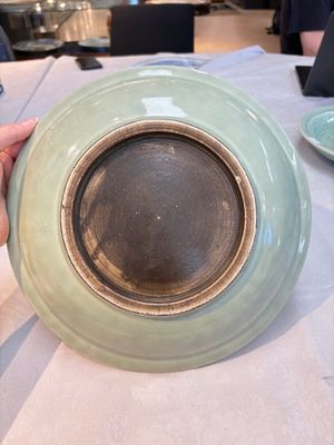 Three Chinese celadon-glazed plates with floral anhua design, 18/19th C. — foto 17