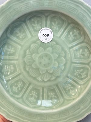 Three Chinese celadon-glazed plates with floral anhua design, 18/19th C. — foto 2