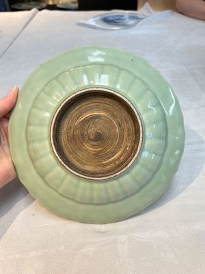 Three Chinese celadon-glazed plates with floral anhua design, 18/19th C. — foto 3