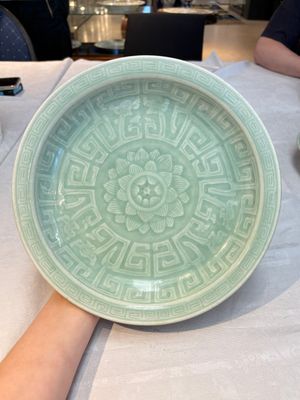 Three Chinese celadon-glazed plates with floral anhua design, 18/19th C. — foto 5