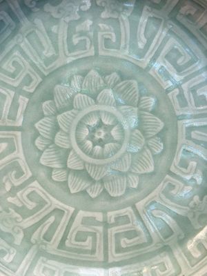 Three Chinese celadon-glazed plates with floral anhua design, 18/19th C. — foto 6