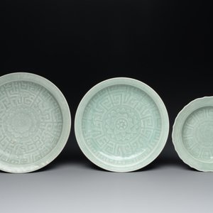 Three Chinese celadon-glazed plates with floral anhua design, 18/19th C. — foto 1