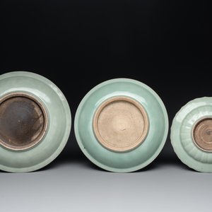 Three Chinese celadon-glazed plates with floral anhua design, 18/19th C. — foto 2