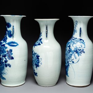 Three Chinese celadon-ground blue and white vases, 19th C. — photo 4