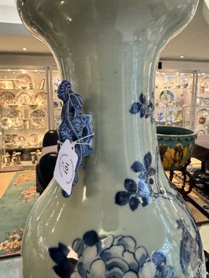 Three Chinese celadon-ground blue and white vases and two famille rose jars, 19/20th C. — 照片 20