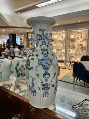 Three Chinese celadon-ground blue and white vases and two famille rose jars, 19/20th C. — 照片 22