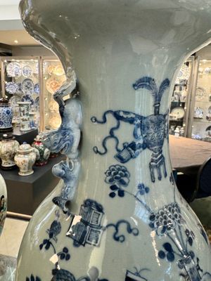 Three Chinese celadon-ground blue and white vases and two famille rose jars, 19/20th C. — 照片 24
