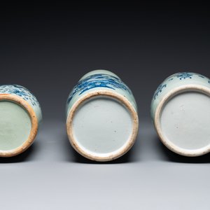 Three Chinese celadon-ground blue and white vases and two famille rose jars, 19/20th C. — 照片 4