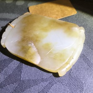 Three Chinese celadon jade pendants and a hairpin, Qing — 照片 16