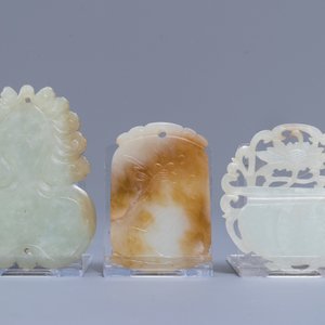 Three Chinese celadon jade pendants and a hairpin, Qing — 照片 7