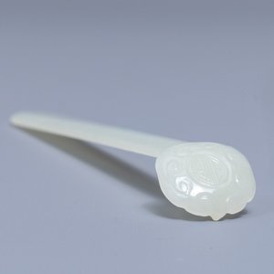 Three Chinese celadon jade pendants and a hairpin, Qing — 照片 10