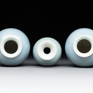 Three Chinese claire-de-lune vases on wooden stands, Kangxi mark, 19th C. — photo 4