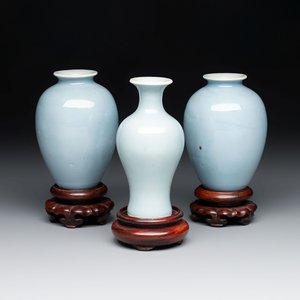 Three Chinese claire-de-lune vases on wooden stands, Kangxi mark, 19th C. — photo 1