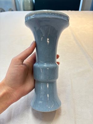 Three Chinese claire-de-lune vases, one with a wooden stand, Yongzheng mark, 19/20th C. — foto 1