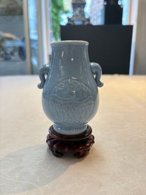 Three Chinese claire-de-lune vases, one with a wooden stand, Yongzheng mark, 19/20th C. — foto 13