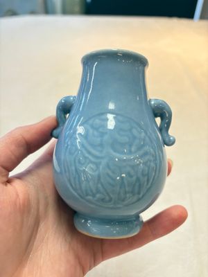 Three Chinese claire-de-lune vases, one with a wooden stand, Yongzheng mark, 19/20th C. — foto 16