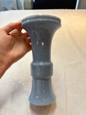 Three Chinese claire-de-lune vases, one with a wooden stand, Yongzheng mark, 19/20th C. — foto 2