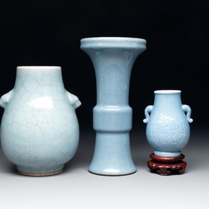 Three Chinese claire-de-lune vases, one with a wooden stand, Yongzheng mark, 19/20th C. — foto 1
