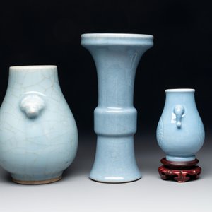 Three Chinese claire-de-lune vases, one with a wooden stand, Yongzheng mark, 19/20th C. — foto 2