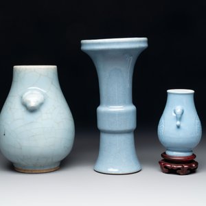 Three Chinese claire-de-lune vases, one with a wooden stand, Yongzheng mark, 19/20th C. — foto 4