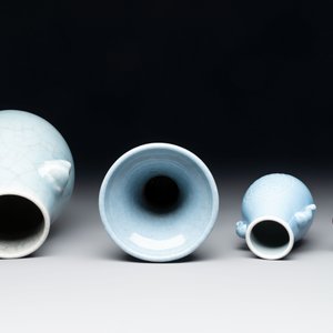 Three Chinese claire-de-lune vases, one with a wooden stand, Yongzheng mark, 19/20th C. — foto 5