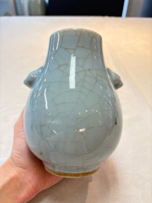 Three Chinese claire-de-lune vases, one with a wooden stand, Yongzheng mark, 19/20th C. — photo 9
