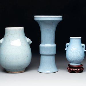 Three Chinese claire-de-lune vases, one with a wooden stand, Yongzheng mark, 19/20th C. — photo 3
