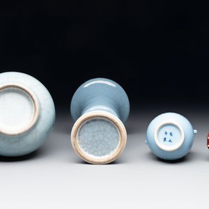 Three Chinese claire-de-lune vases, one with a wooden stand, Yongzheng mark, 19/20th C. — photo 6