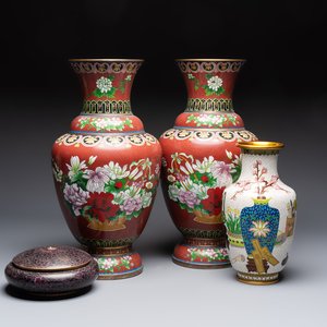 Three Chinese cloisonné vases and a covered box, 20th C. — 照片 1