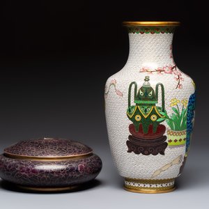Three Chinese cloisonné vases and a covered box, 20th C. — 照片 11