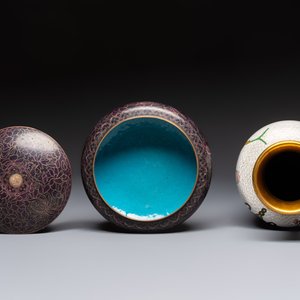 Three Chinese cloisonné vases and a covered box, 20th C. — 照片 12