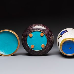 Three Chinese cloisonné vases and a covered box, 20th C. — 照片 13