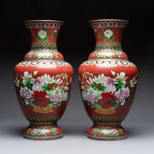 Three Chinese cloisonné vases and a covered box, 20th C. — 照片 2