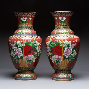 Three Chinese cloisonné vases and a covered box, 20th C. — 照片 4