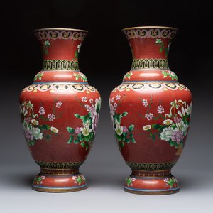 Three Chinese cloisonné vases and a covered box, 20th C. — 照片 5